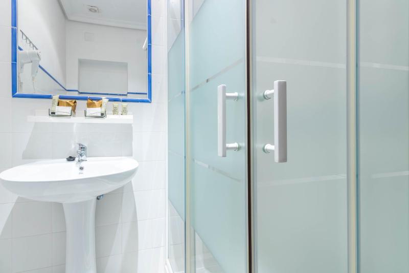 Double Room with Private Bathroom image 1