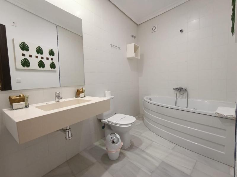 Deluxe Queen Room with Hot Tub image 3