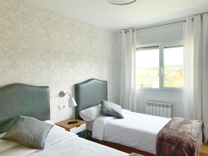 Twin Room with Shared Bathroom image 3