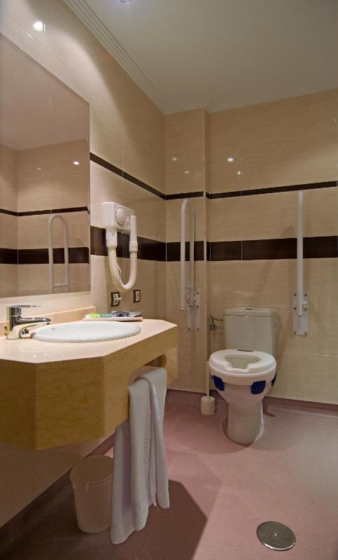 Twin Room - Disability Access image 3