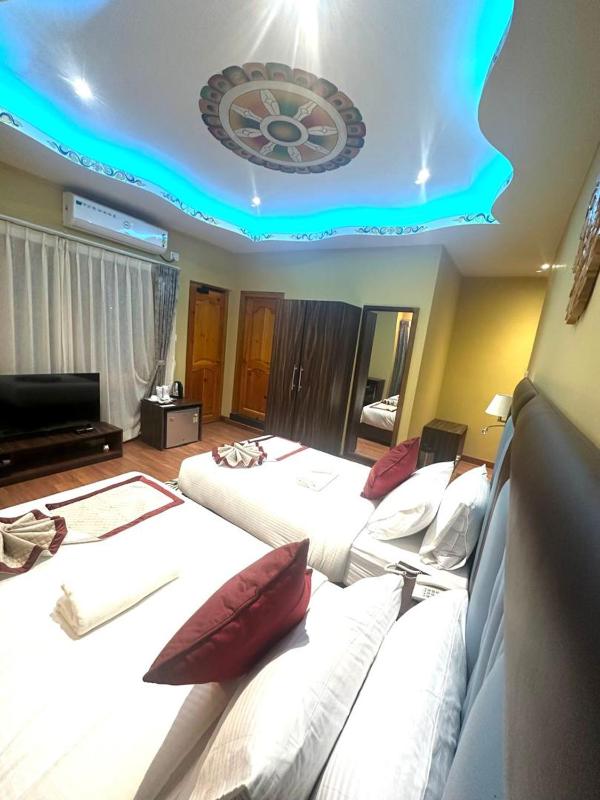 Twin Room with Balcony image 2