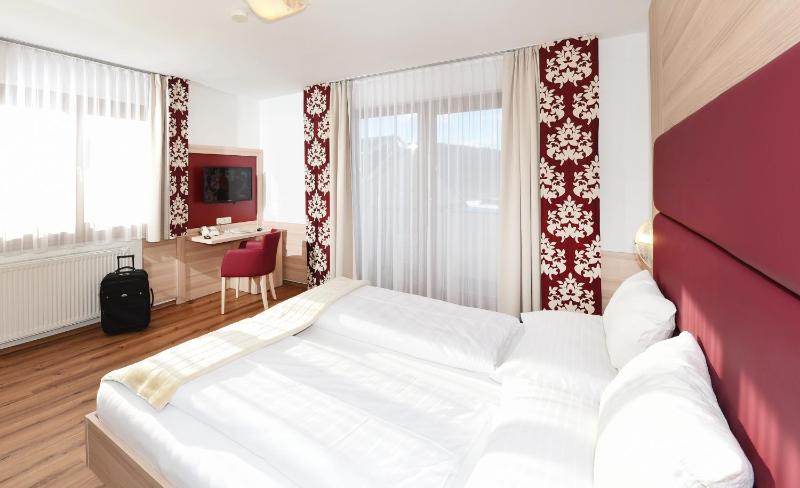 Double Room with Balcony image 3