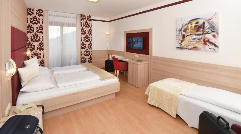 Family Room (2 Adults + 1 Child) image 3