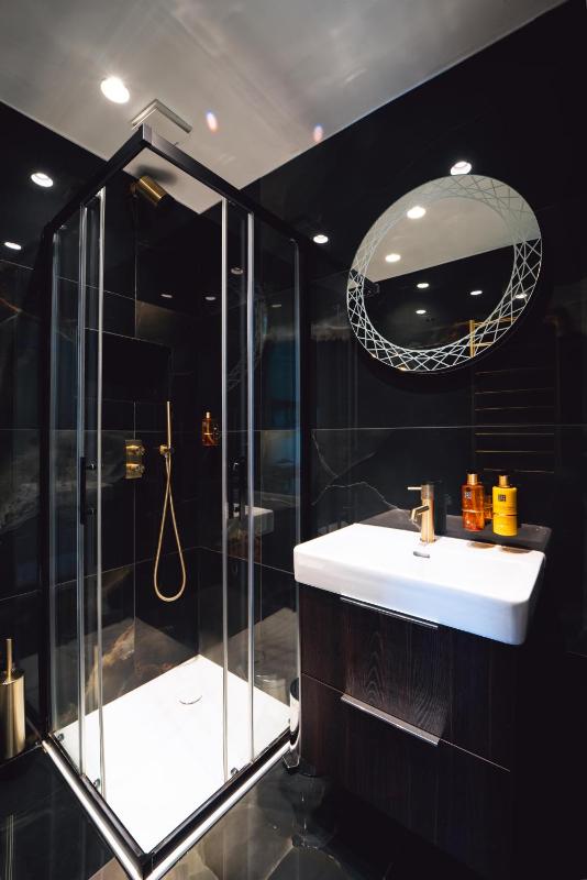 Small Double Room image 3