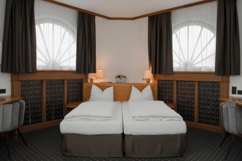 Deluxe Double Room with Bath image 3