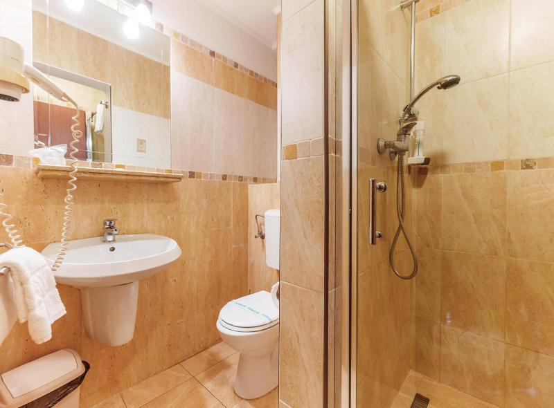 Twin Room image 2