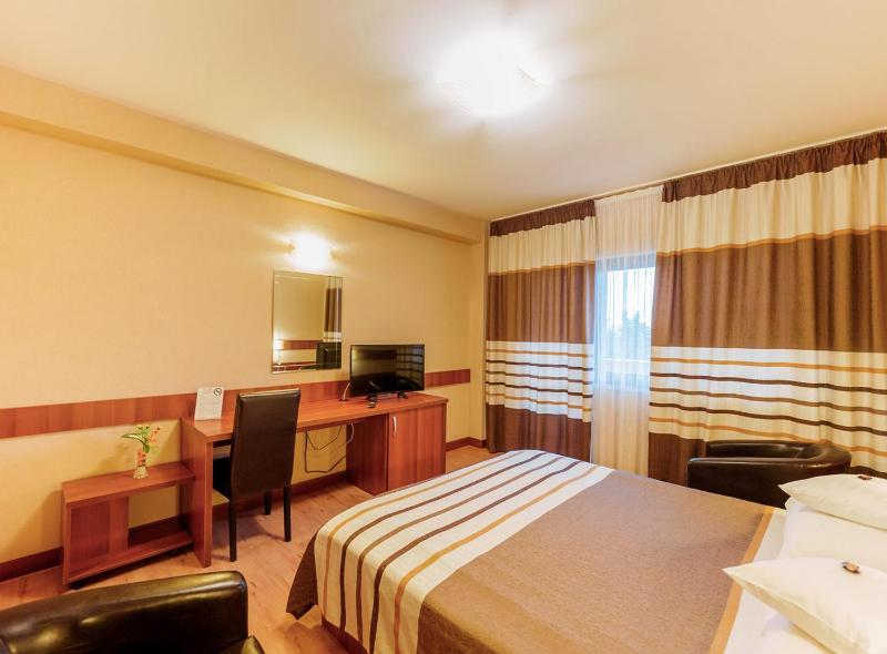 Queen Room with Balcony image 4