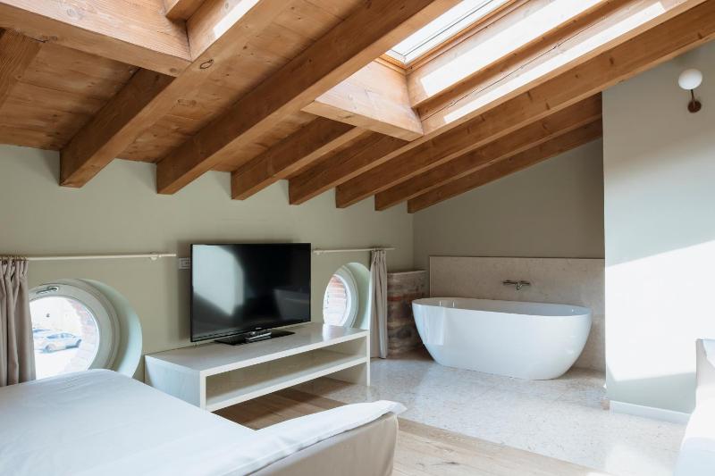 Queen Suite image 2