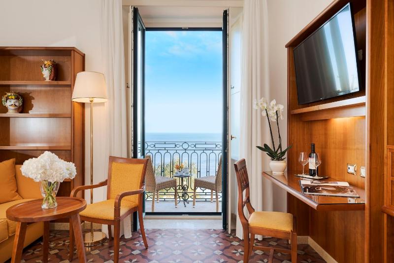 Superior Double or Twin Room with Sea View image 1