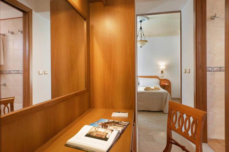 Classic Double or Twin Room image 4