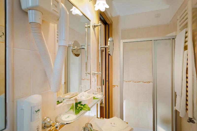 Classic Double or Twin Room image 3