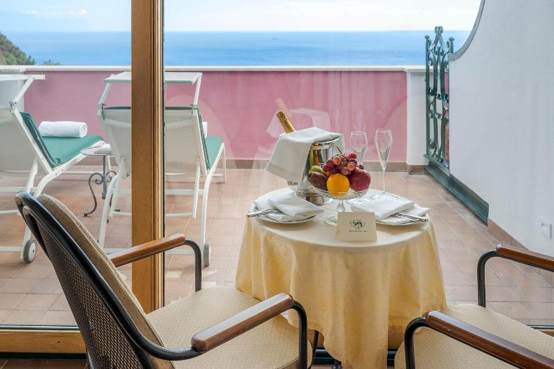 Junior Suite with Terrace and Sea View image 3