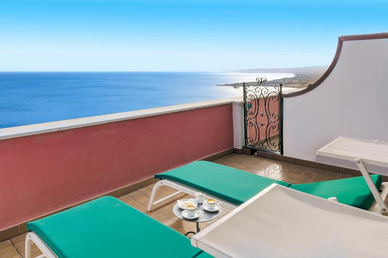Junior Suite with Terrace and Sea View image 4