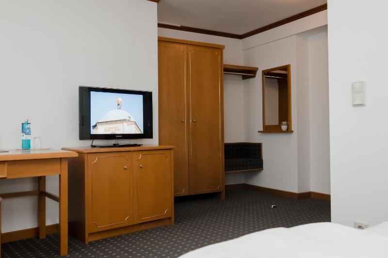 Small Double Room image 3