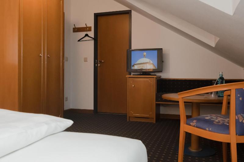 Single Room with Shower image 4