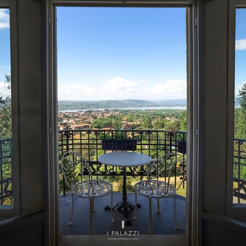 Double Room with Lake View image 4