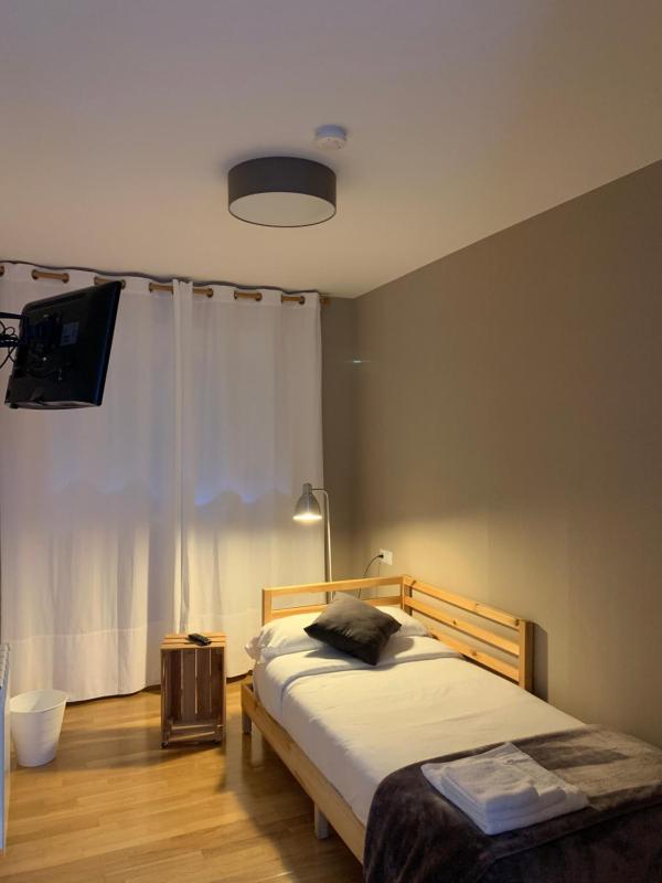 Single Room with Shared Bathroom image 4