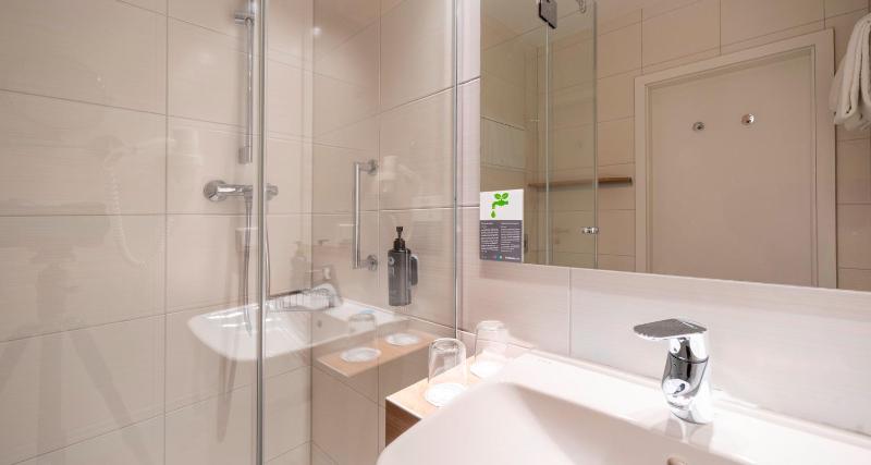 Double Room image 3