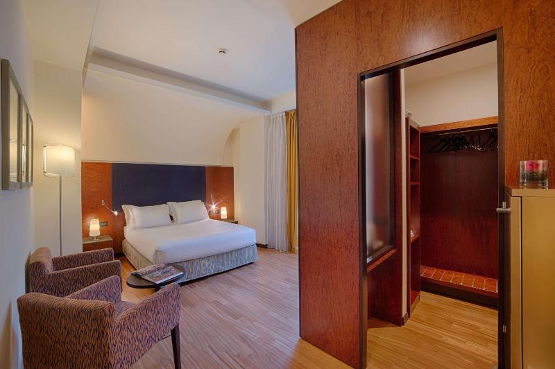 Superior Double or Twin XL Room image 1