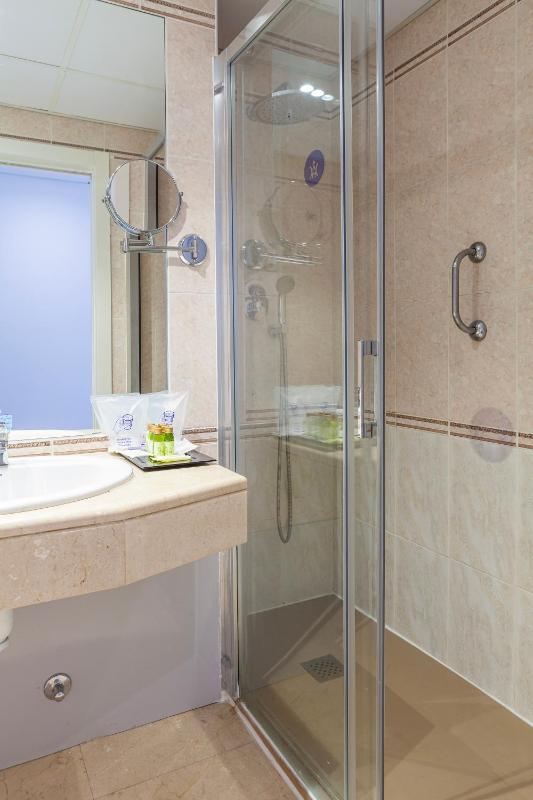 Double Room with Sea View image 3