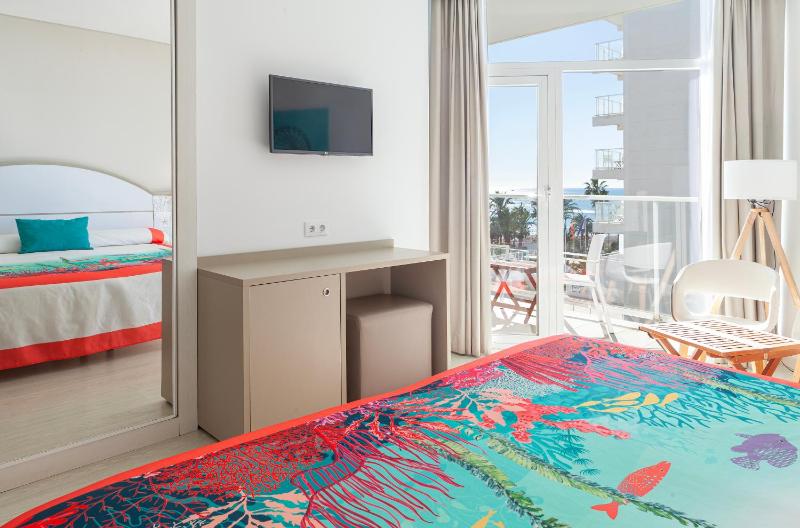 Double Room with Side Sea View image 3