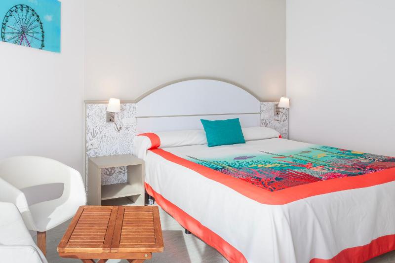 Double Room with Side Sea View image 4