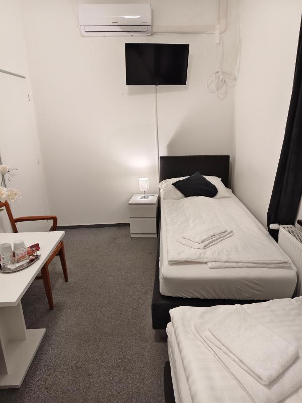 Economy Twin Room image 3