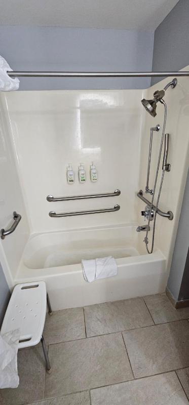 1 King Bed, Mobility Accessible Room, Bathtub w/ Grab Bars, Non-Smoking image 2