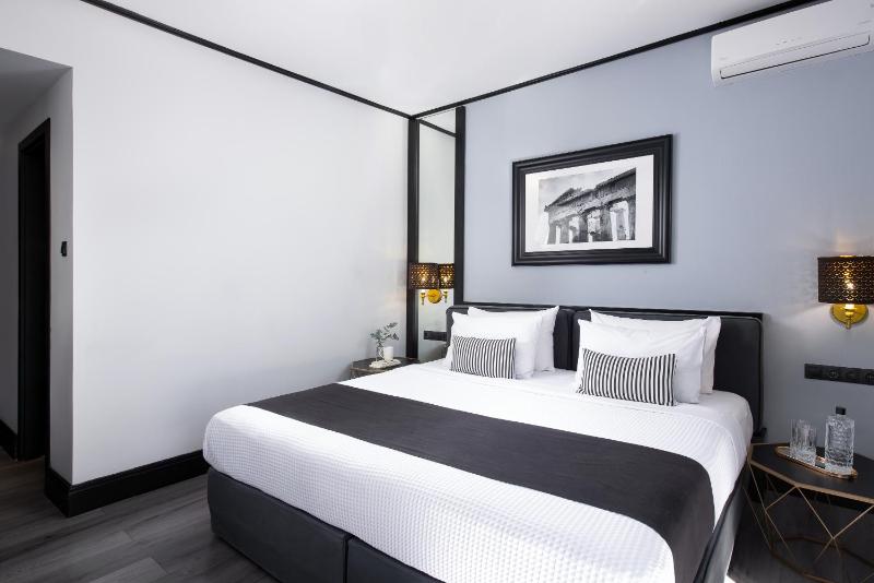 Double or Twin Room with Balcony image 3