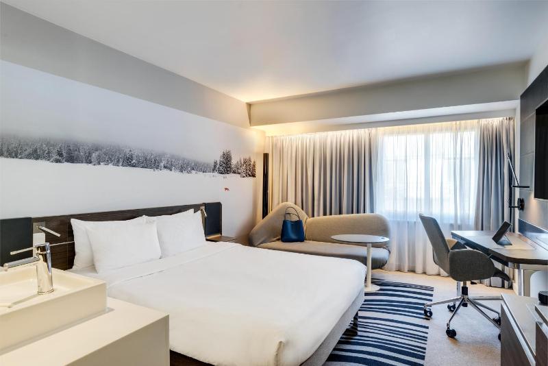 Executive Room with Queen Bed image 4