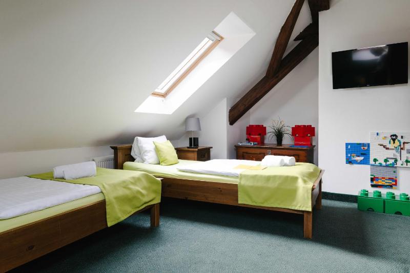 Twin Room with Extra Bed image 3