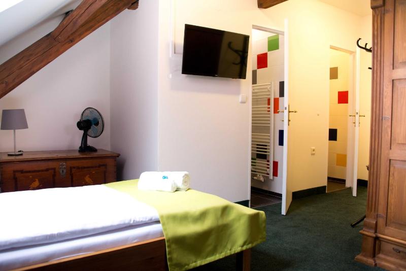 Twin Room with Extra Bed image 4