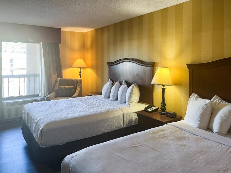 Queen Room with Two Queen Beds - Smoking image 3