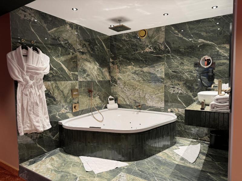 King Suite with Spa Bath image 4