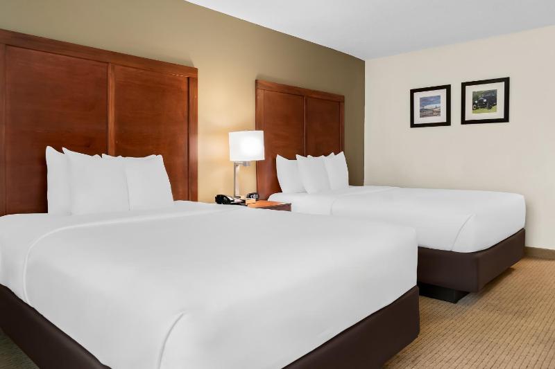 Queen Room with Two Queen Beds - Non-Smoking image 4