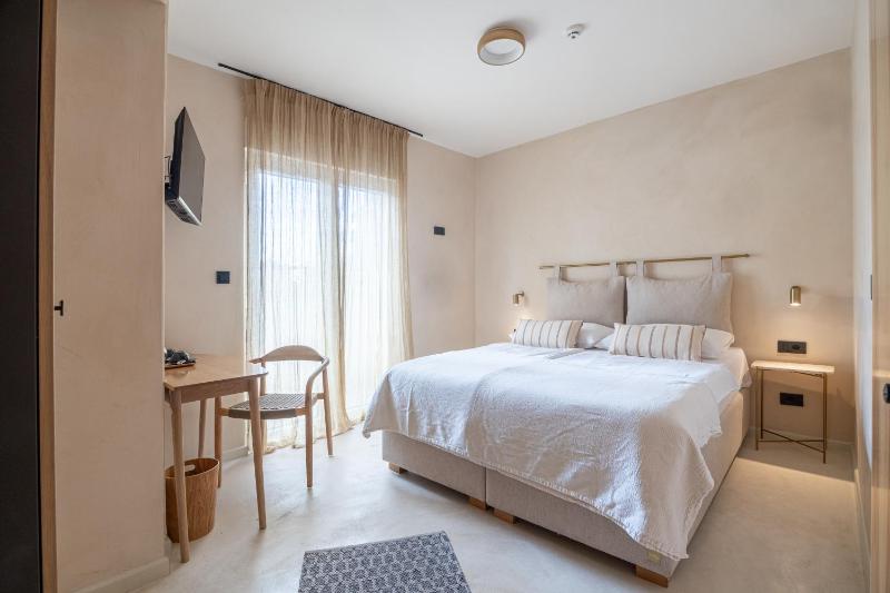 lo͝or luxury retreat - image 12