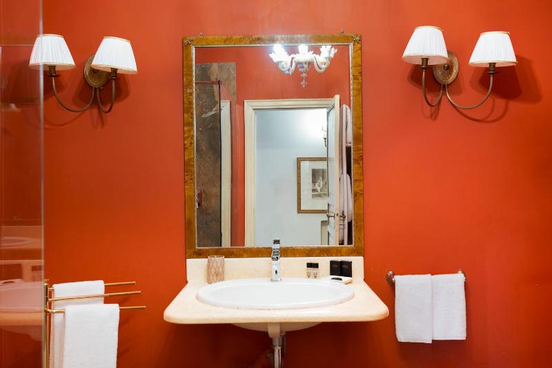 Deluxe Suite image 4