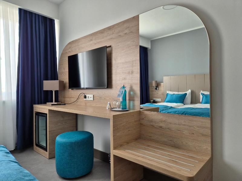 Superior Twin Room image 3