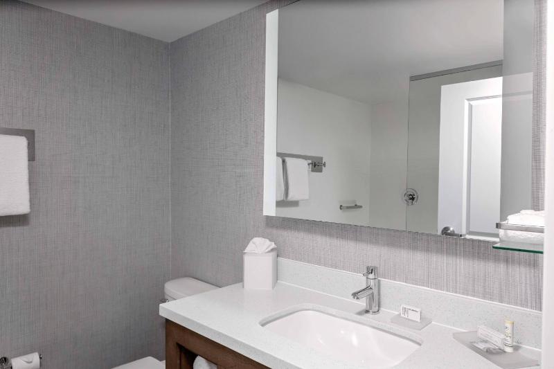 King Studio with Adapted Tub - Mobility and Hearing Accessible image 2