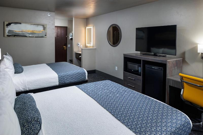 Queen Room with Two Queen Beds image 4