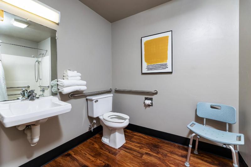 Queen Room - Disability Access image 3