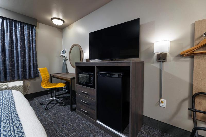 Queen Room - Disability Access image 4