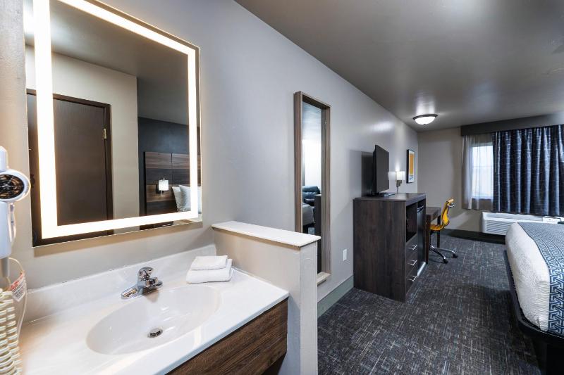 Deluxe King Room image 4