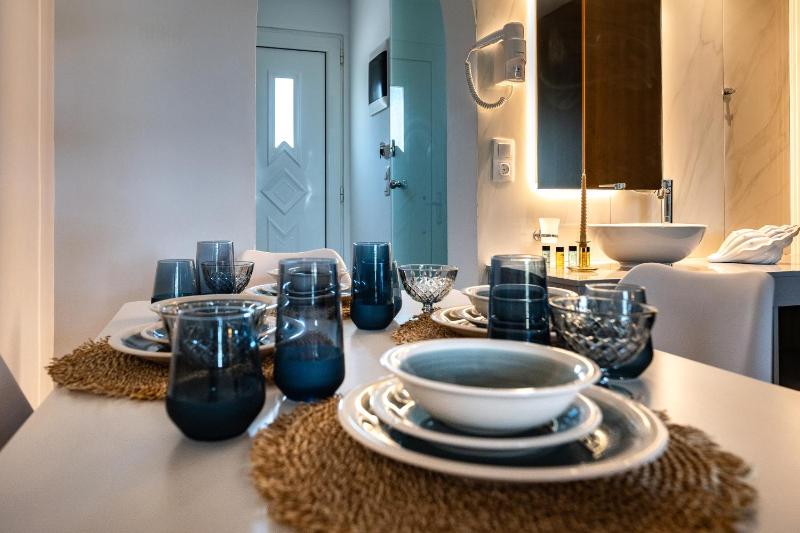 Two Bedroom Apartment (4 Adults) - Split Level image 2