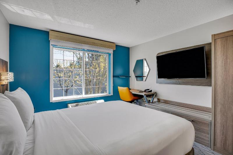 Standard King Room image 4