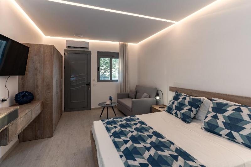 Deluxe Suite with Sea View image 2