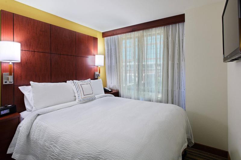 Deluxe Two-Bedroom Suite image 3