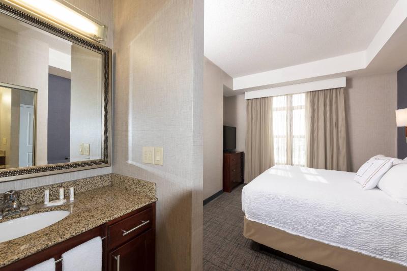 One-Bedroom Suite image 4