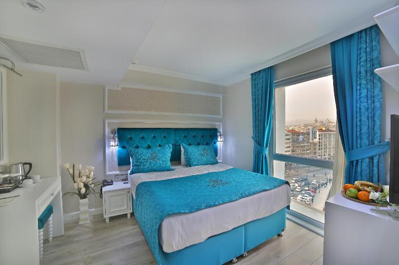 Double Room with Sea View image 2