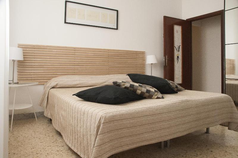 Double or Twin Room with Private Bathroom image 3
